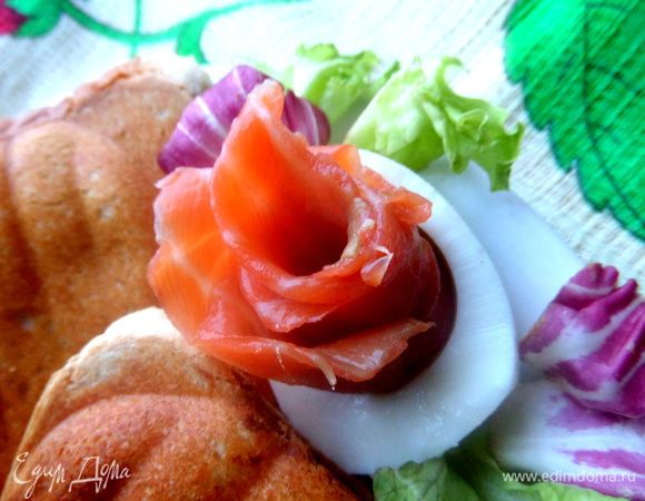 Сёмужку мне было жаль прятать в начинку и греть, поэтому подала в виде любимых розочек в половинке белка)))