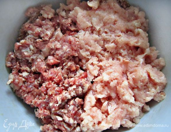 Для приготовления я использовала фарш, из 3-х видов мяса: 400г свинина + говядина и 300г фарша из индейки. Вы можете использовать и фарш, приготовленный только из говядины, и свинина+говядина, а так же, использовать, как и я, смесь трёх видов мяса.