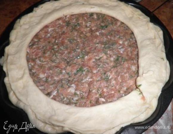 1/4 теста отложите. Остальное тонко раскатайте (0,5 см). Форму смажьте растительным маслом. Выложите  раскатанное тесто в форму, разровняйте. Далее выложите картофельное пюре и равномерно распределите, потом сырой фарш. Далее из отложенного теста сделайте длинную полоску и сделайте бортики пирога. 