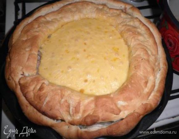 Поставьте в разогретую до 180 градусов духовку и выпекайте 35-40 минут. За 15 минут до готовности посыпьте тертым сыром.