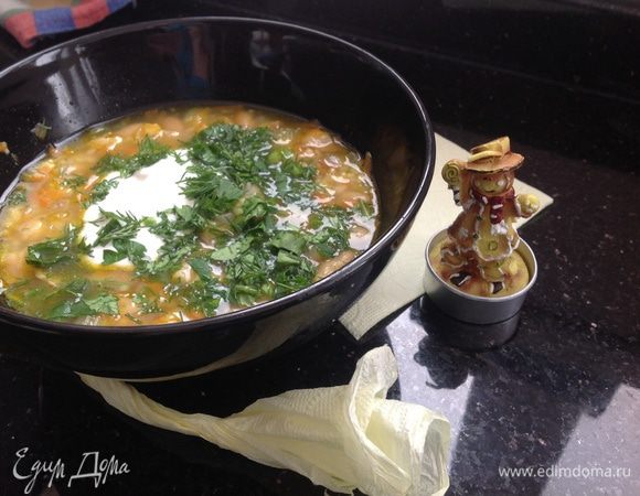 Разлить суп по тарелочкам, добавить мелко рубленную зелень и 1 столовую ложку сметаны.