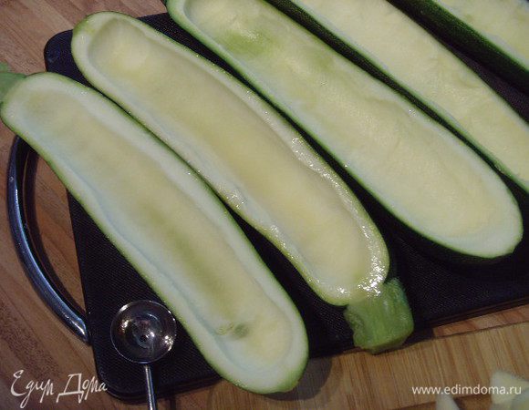 Цукини помыть, разрезать вдоль, вычистить серединку.