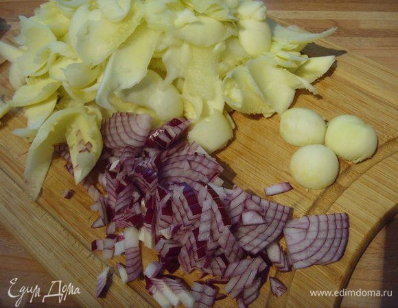 Лук, сельдерей и  мякоть цукини мелко нарезать и 