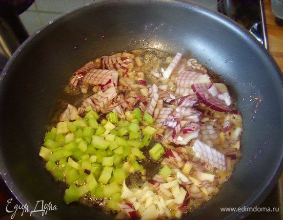 Пассеровать лук и сельдерей в разогретом оливковом масле до лёгкой прозрачности,