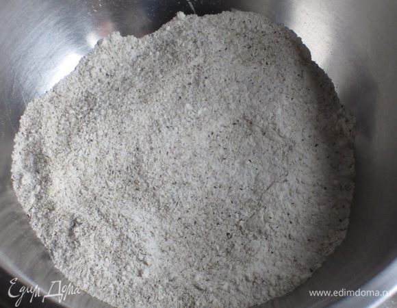 Блинчики: Пшеничную муку просеять и соединить с гречневой мукой и солью.