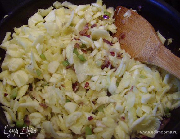 Добавить мякоть цукини и довести до полуготовности. 