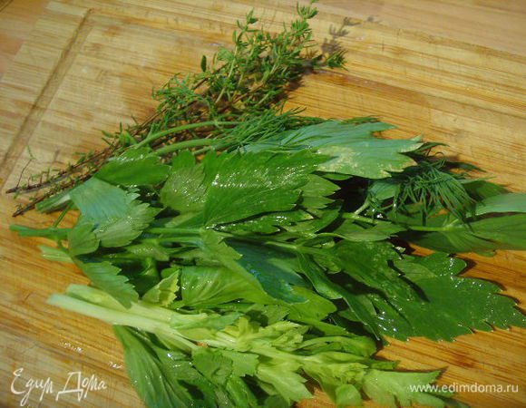 Зелень помыть и мелко нарубить. Зелень может быть абсолютно любая. У меня сельдерей, укроп и тимьян.