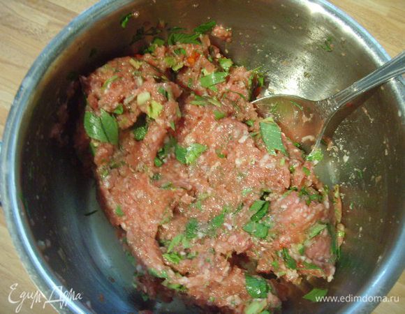 Зелень смешать с фаршем и с ещё горячими пассерованными овощами.