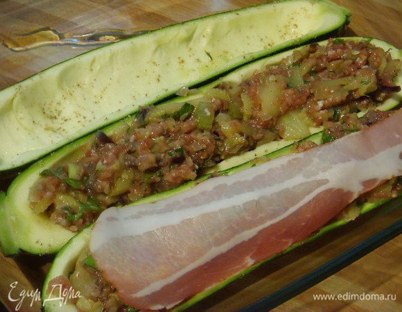 Плотно и с горкой нафаршировать цукини, покрыть каждый полоской бекона