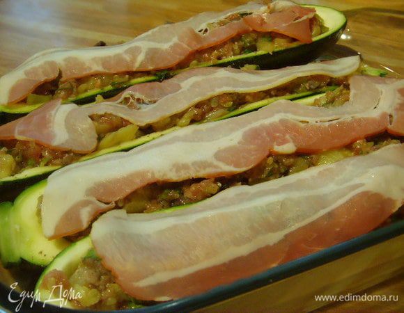 С беконом советую не экономить как я, а положить по 2 полосочки. Переложить цукини в жаропрочную форму.