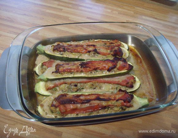 Запекать в разогретой до 180° духовке около 30 - 40 минут, первые 20 мин. накрыв  фольгой. Я люблю  со сметаной. Кстати, в таком варианте мне нравится цукини больше, чем любой другой овощ за его нежную мякоть и нейтральный вкус, который не перебивает вкус начинки.  Приятного аппетита!!