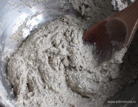 Тонкой струйкой влить молоко, воду и тщательно перемешать.