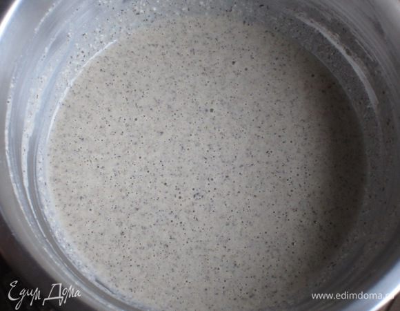 Влить оливковое масло и взбить миксером на минимальной скорости. Накрыть пищевой пленкой и поставить в холодильник на 2 часа.