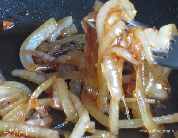 Добавить мед, перемешать и готовить еще 4-5 минут, постоянно помешивая.