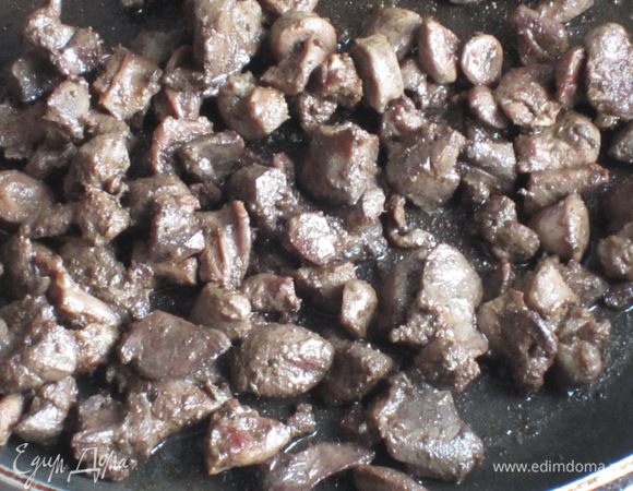 Печень посолить, поперчить и обжарить на оливковом масле  7-10 минут. Мелко нарезать.