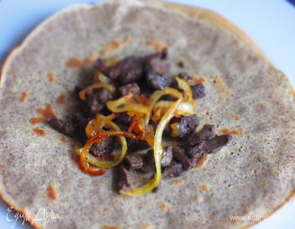 На блинчики выложить печень, сверху выложить лук и завернуть края блина на середину.