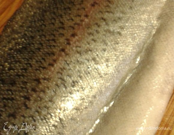 Подготовить и замариновать рыбу (я брала карельскую форель 2 кг),  разрезать ее вдоль  по хребту, отрезав голову, плавники, хвост на самой туше сделать неглубокие надрезы. Для приготовления 3-х порций достаточно одной половинки.  Для маринада используйте соль, перец, итальянские травы  и оливковое масло. Оставляем мариноваться на 20 минут. Если рыба, маринуется дольше солить следует непосредственно перед готовкой. 