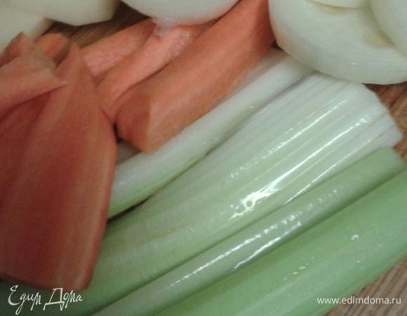 Подготовить овощи. Почистить, порезать крупно. Выложить на антипригарный противень или на  фольгу. Сверху овощи посолить, поперчить, взбрызнуть оливковым маслом.