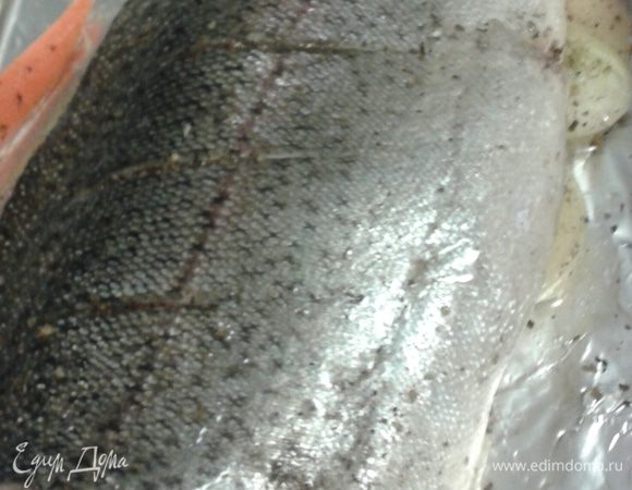 Рыбу выложить сверху овощей.  Запекать в духовке 25-30 минут при температуре  200 градусов С. Если есть функция пара обязательно ее используйте. Главное не пересушить.  