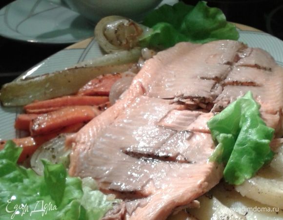 Перед подачей удаляем "шкуру" она сохранила все соки во время запекания, а теперь от нее лучше избавиться.