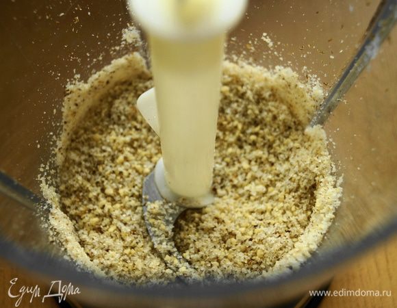 Для начинки: В блендере порубить грецкие орехи, добавить сахар и хорошо перемешать