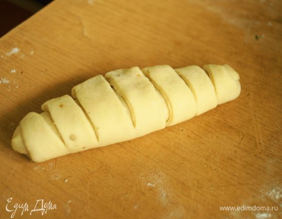 Закатать начинку в тесто, как ролл.