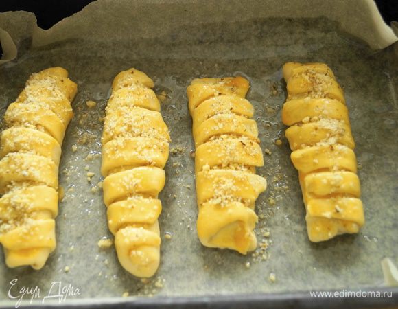 Верх булочек посыпать небольшим количеством начинки. Поставить булочки в разогретую до 180 градусов, печь до золотистой корочки.