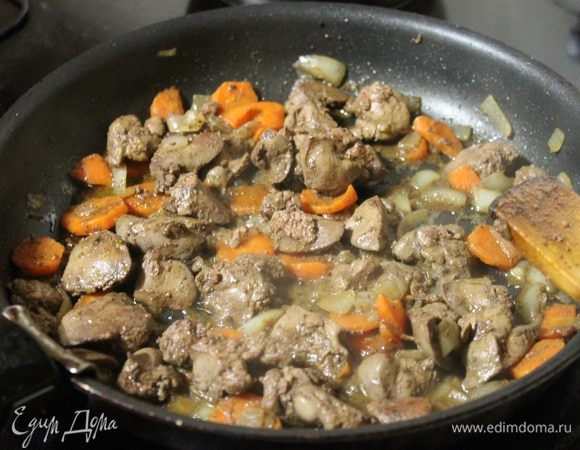 Печень помыть, обсушить, убрать жилы, нарезать кусочками. Лук нарезать кубиками, морковь крупными кружочками. В сковороде разогреть масло, добавить печень и овощи. Жарить до побеления печени, затем добавить пиво и тушить до выпаривания жидкости. Посолить, поперчить, дать немного остыть.