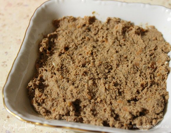 Печень с овощами пропустить один раз через мясорубку, добавить размягченное сливочное масло и хорошо все перемешать. Полученный паштет переложить в форму и убрать пока в холодильник.