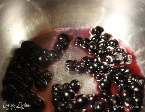 Готовим желе. Для этого смородину кладем в ковш, добавляем 3 ст.л. воды и 2ч.л. сахара, и прогреваем до полного растворения сахара.