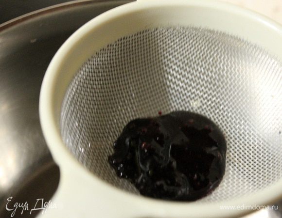 Далее перекладываем смородину в блендер и превращаем все в кашицу. Затем протираем эту кашицу через сито.