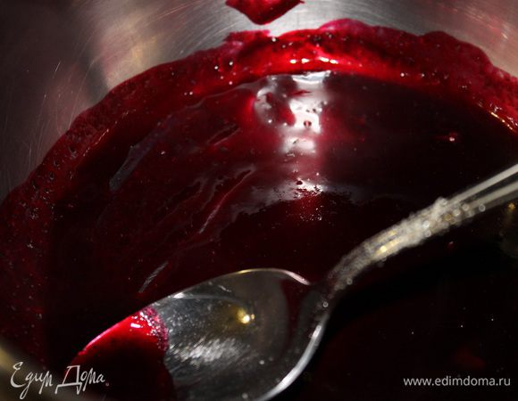 Полученную жидкость прогреваем до горячего состояния, убираем с плиты и добавляем желатин. Хорошо размешиваем, пока желатин не растворится. Остужаем, и теплым желе заливаем паштет. По желанию, сверху можно положить ягодки смородины. Ставим наш паштет в холодильник на ночь.