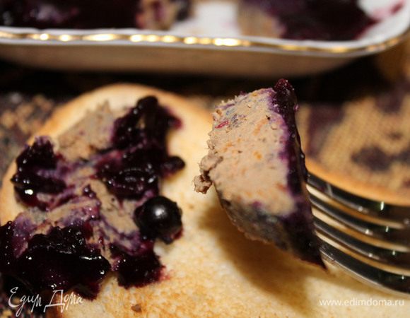 А это мой помощник. Сидел смотрел, пока я готовила, а в конце облизал ложку, которая была в желе.)))))