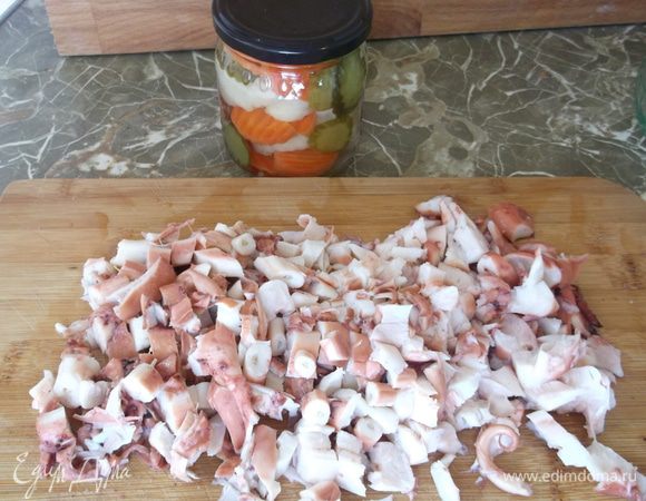 Осьминог 1 кг (почему то выдавало только "по вкусу"или "штука"..вот почему считаю новую систему жутко неудобной, да простят меня девочки из команды едим дома) отвариваем осьминога с морковкой  и головкой лука 1,5 часа (я варю в скороварке почти час) остужаем, и нарезаем на салат произвольными кусочками.