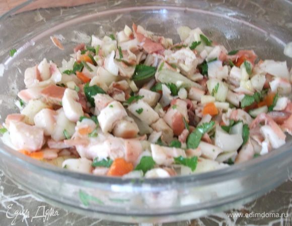 Нарезаем маринованные овощи (у нас называются пикли) ещё один недостаток, нет маринованых овощей пришлось остановиться на огурцах.. хотя  если нет в наличие именно сборных овощей, можно брать любые имеющиеся в наличии.в том числе и огурцы, далее добавляем мелко нарезанный чеснок, лук, кинзу, соль, перец, уксус (по вкусу, нравиться поострее можете добавить ещё) и оливковое масло (по вкусу, если нравиться можете полить обильно). Перемешиваем..салат готов!
