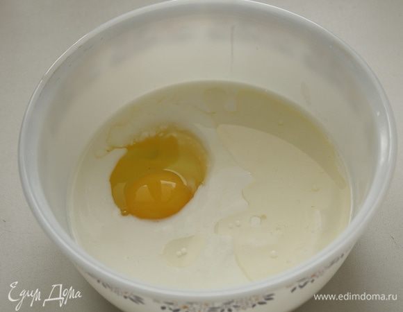 Смешать в небольшой миске кефир с молоком, яйцом и растительным маслом. Взбить до однородной массы.