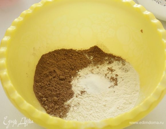 В маленькой миске смешать пшеничную муку с льняной, солью и содой. 