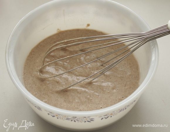 Всыпать сухие ингредиенты в жидкие и перемешать.