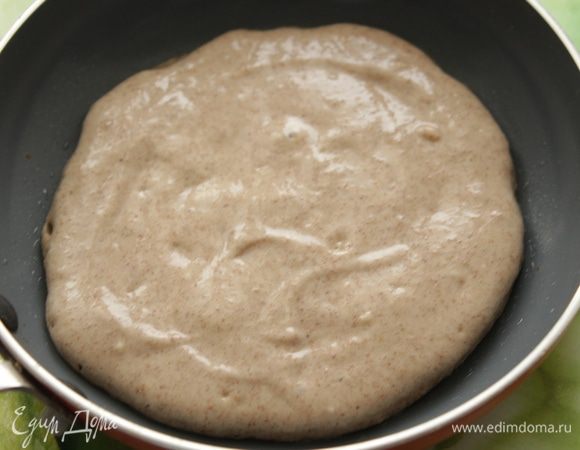 Нагреть сковороду на среднем огне.

Слегка смазать поверхность маслом.

Жарить блины с обеих сторон до готовности.
