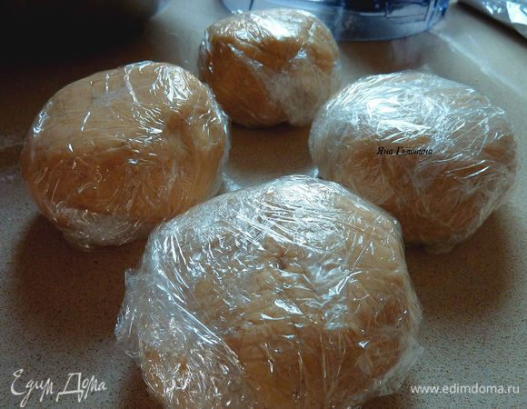 Всыпать сухие ингредиенты и перемешивать пока не сформируется шар. Разделить тесто на 4 равные части. Завернуть в пленку. 