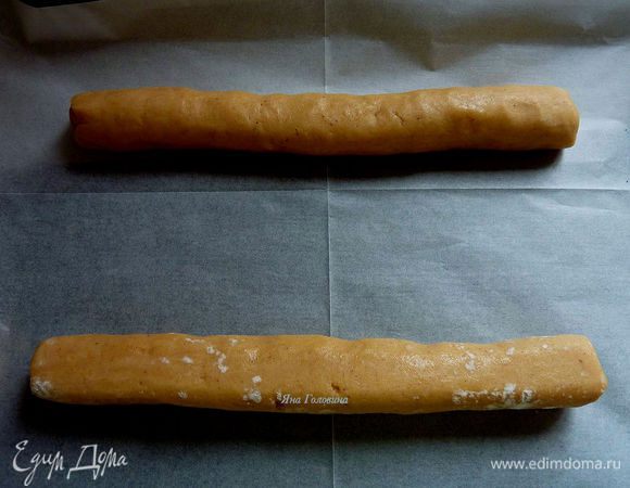Уложить на противень по две колбаски. 