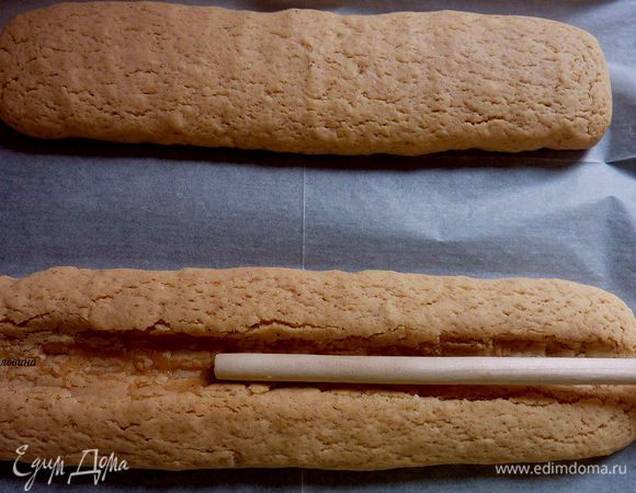 Запекать 12 -15 минут только чтобы подсушить. 

Вытащить из духовки, краем деревянной ложки вдавить посередине .