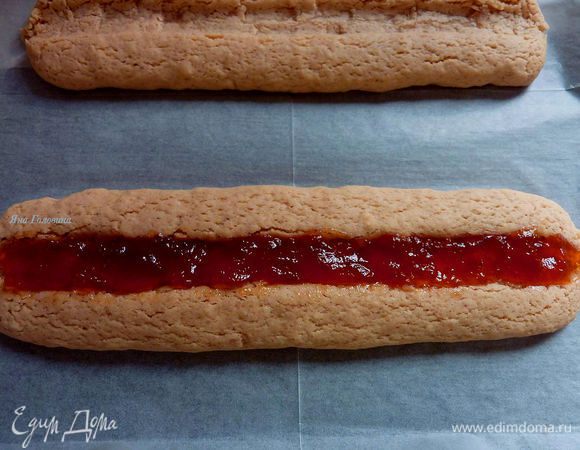  Разложить равномерно по 2 ст ложки джема. Запекать минут 10 -12 до золотистого цвета. Остудить на решетке. 

