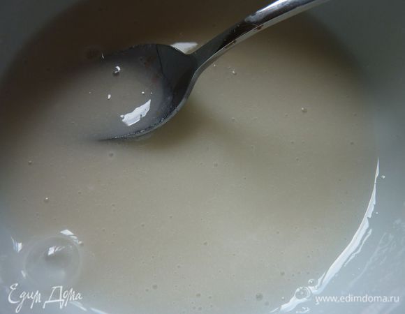 Перемешать сахарную пудру с молоком. 