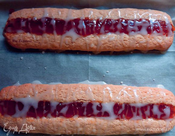 Полить глазурью и дать застыть минут 20 .  