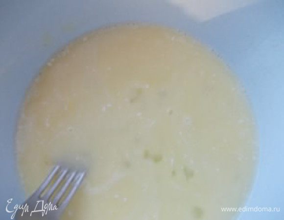 2 яйца взболтайте с сахаром и солью,добавьте мацони. У меня мацони не оказалось, поэтому я использовала сыворотку и ложечку сметаны.