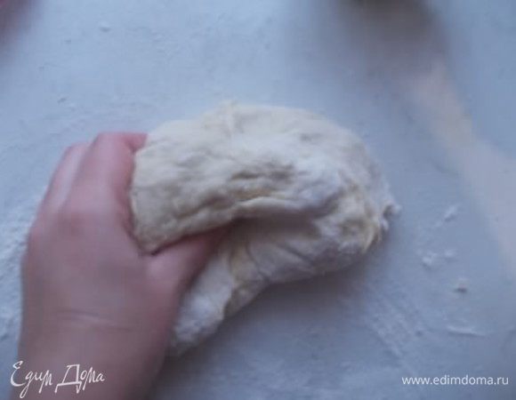 Добавьте муку и 1/4 ч.л. разрыхлителя. Замесите тесто, только не крутое, тогда хачапури будут нежными. Оставьте тесто на пол часа в покое.