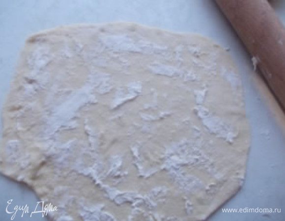 Разделить тесто на четыре части и каждую раскатать в квадрат,смазать мягким маслом и сложите конвертом,загнув края вовнутрь. Опять смажьте маслом и сложите конвертом. Эту процедуру повторите 3-4 раза, пока тесто не возьмет в себя 100 г масла.