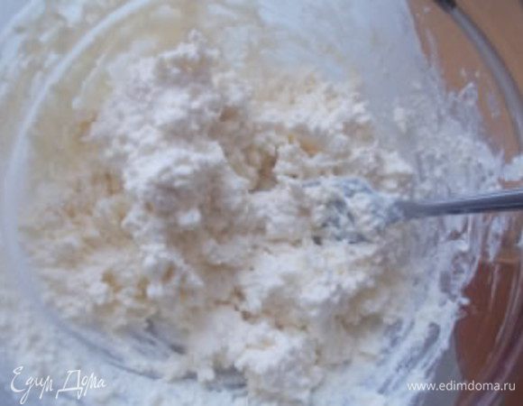 Юлия советует брать сулугуни или брынзу, но которую предварительно нужно замочить в молоке или в воде,минимум на 5 часов. Затем положить под гнет или подвесить в марле,пока вся жидкость не стечет. Я использовала домашний сыр из цельного молока,только посолила его. Сыр нужно натереть, добавить яйцо и сливочное масло. Добавить травки любимые и поперчить.