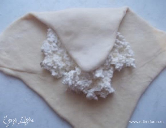 В центр каждой лепешки положите часть начинки и опять сверните ее конвертом.